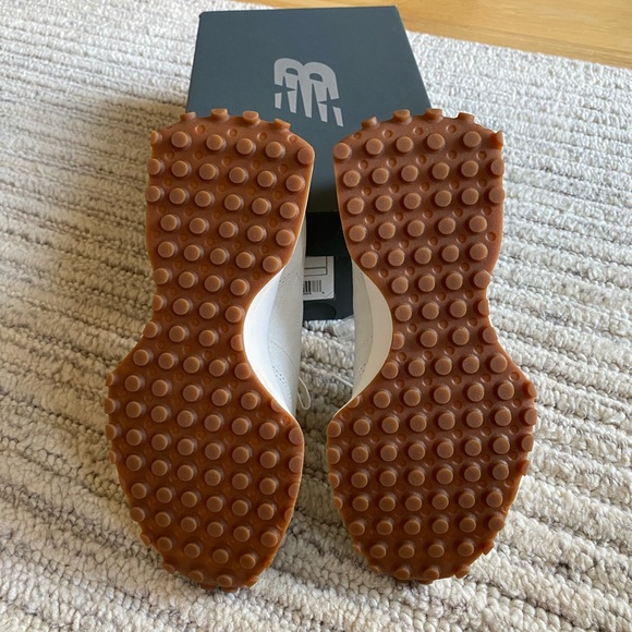 🤍NIB New Balance X Bandier 327 ‘Move Her World’ Sea Salt Sneakers🤍 - Picture 4 of 5